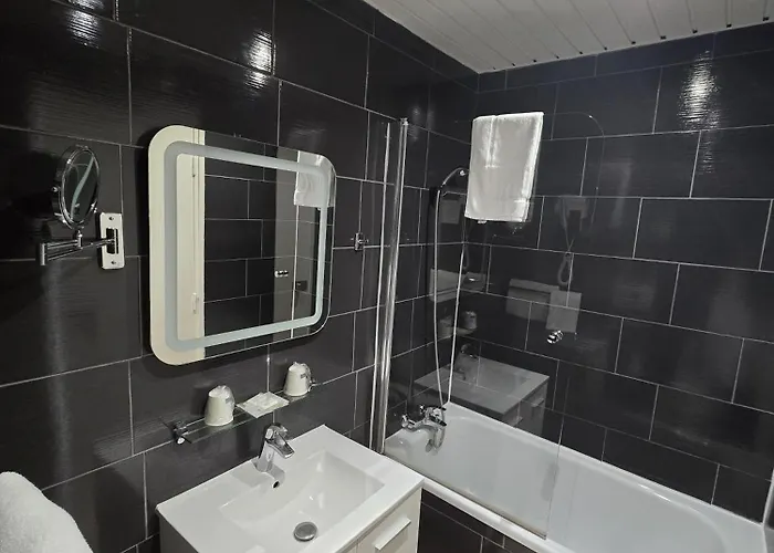 Hipotel Belgrand Edith Piaf Paris