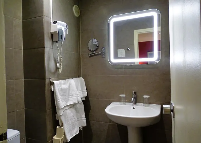 Hipotel Belgrand Edith Piaf 3*