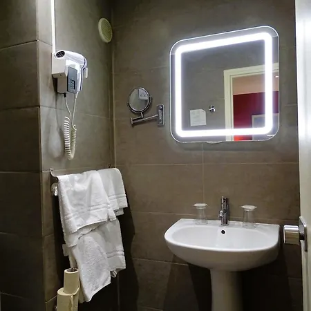 Hipotel Belgrand Edith Piaf 3*