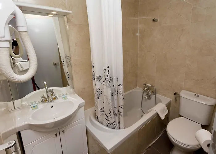 Hipotel Belgrand Edith Piaf 3*